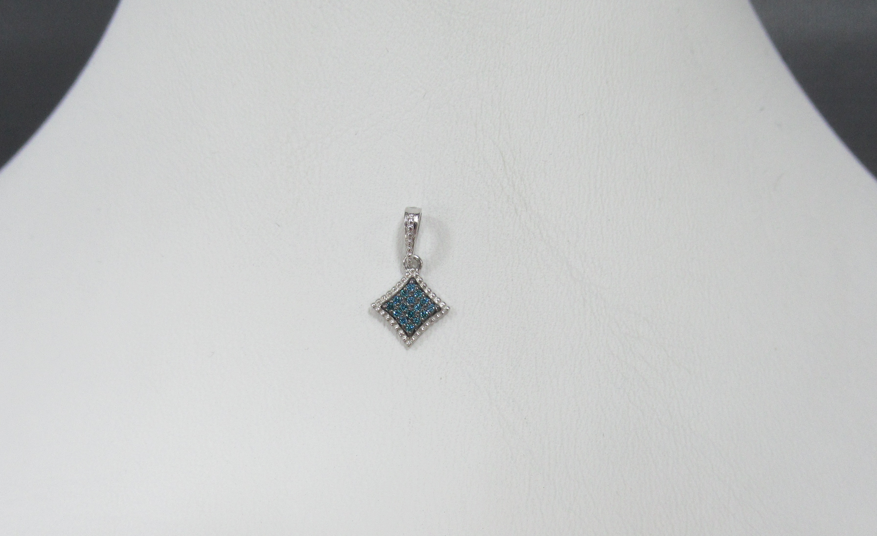 Подвеска из белого золота с голубыми бриллиантами